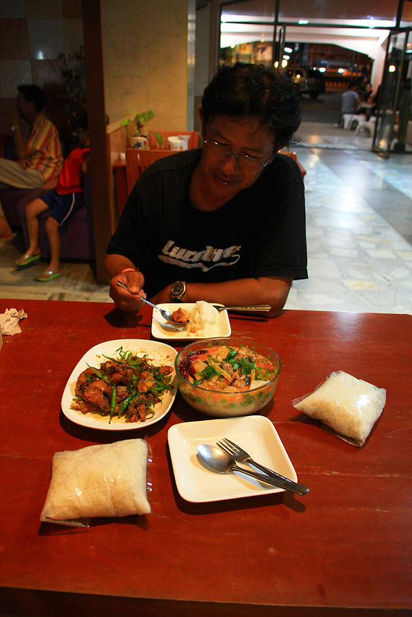 ดินเนอร์กันสองคนที่ล๊อบบี้ของโรงแรม...
ป๋าอ๊อด จัดสรร ต้มยำปลาช่อนขี้เมา กับ ปลาช่อนทอดกรอบผัดพริกแ