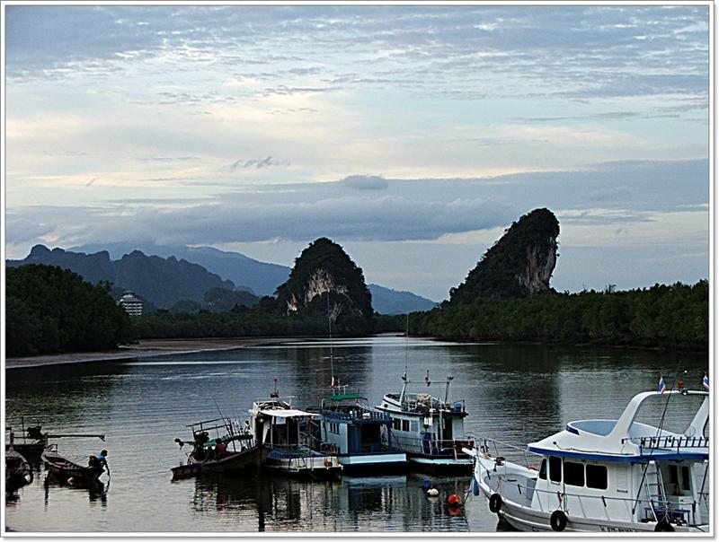  [b]หมายเลข : 209        ชื่อภาพ   สงบงัน...เขาแนบ " น้ำ "[/b]