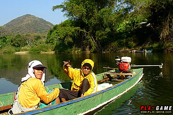 พวกเราวางแผนกันว่า ทางเรือนำโดยผมจะขึ้นไปตั้งแคมป์ รอท่าไว้ก่อน พอขนของลงแล้วจะเอาเรือย้อนมารับที่บ้