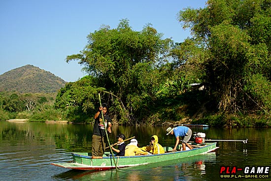 เรือไม้ลำน้อยของพี่ทิดและพี่ไพร เร่งเครื่องเต็มที่เข้าร่องน้ำ สายน้ำที่ถูกใบพัดตัดกระจายขึ้นมาเป็นละ