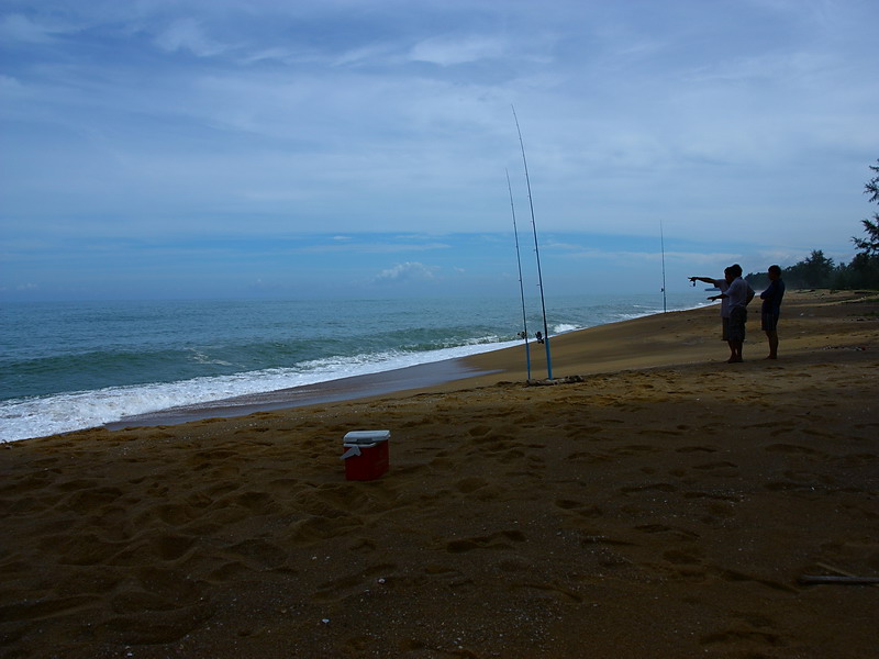  [b]บางคนก็ปรึกษา หารือ เพื่อหาวิธีการสำหรับตกปลาชายหาดให้ได้ผล.. การตกปลาชายหาด จะเป็นการตกปลาในบริ