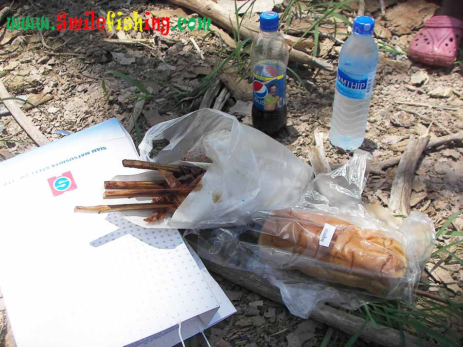 อาหารกลางวัน  ข้าวเหนียว+ไก่ย่างวิเชียรฯ  แวะซื้อระหว่างทางก่อนถึงขุนด่าน