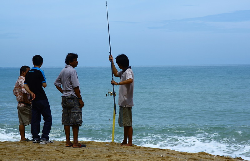  [b]การตกปลาชายหาดของแต่ละคน อุปกรณ์ที่ใช้จะแตกต่างกันออกไปหลากหลาย.. เพราะอุปกรณ์บางอย่างจะหาได้ค่อ