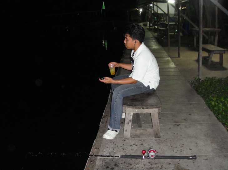 คนนี้ใครเอ่ย  ฟังเพลงไป จิบเหล้าไป  ตาก็มองทุ่น  มีความสุขจริงๆ เลย

 :grin: :grin: :grin: