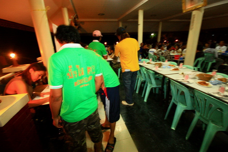 ตัดมาตอนค่ำได้ไปลงทะเบียนแข่งขัน ที่ร้านริมแก่ง  :cheer: :cheer: :cheer: :cheer: