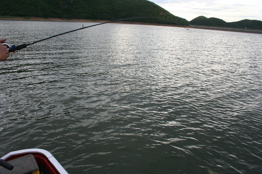  [b]ช่วงเวลา9:30น.หลังเอาเรือลงน้ำนเสร็จ คลื่นลมเริ่มสงบ ออกไปซ้อมหมายกัน ดูเอา ครับแก่งหวานขนาดไหนน