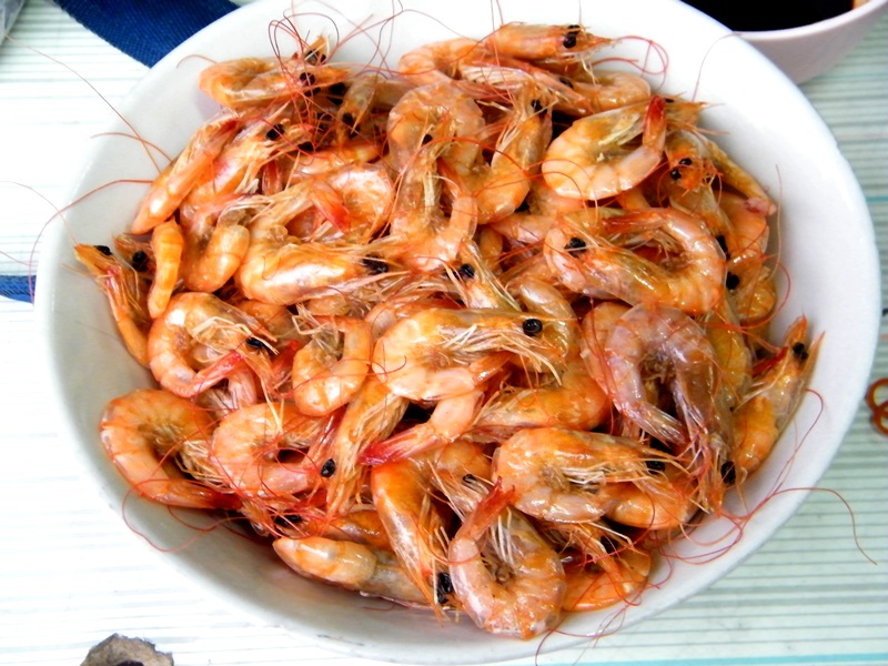 แล้วก็ท้ายสุด  กุ้งที่เหลือจากการทำเหยื่อ น้าเล็กกับซ้อช่วยกันปรุง...ส่วนปู๋กับkop ก็ช่วยกันหม่ำๆๆๆ
