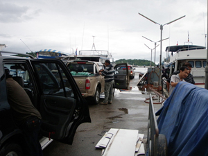 จัดเตรียมขนของลงเรือเสร็จฝนก็ตกหนักมากเลยครับ :sad: :sad: