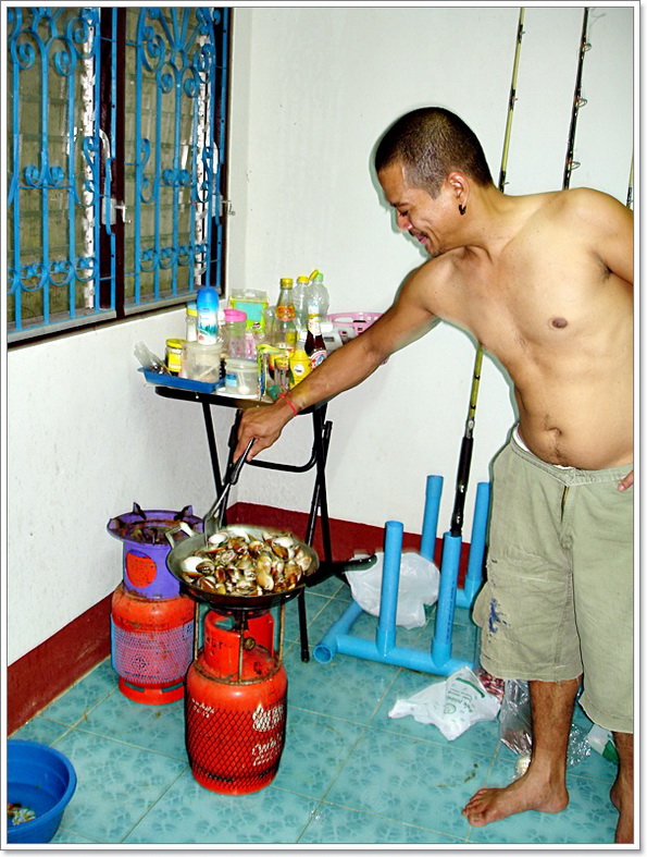  [b]หลังโดนไปหลาย"ริน"[/b] พี่ชายก็...ถามสูตรเมนูหอยตลับผัดพริกเผา

แล้วกระโดดเข้า"หลังครัว" จ