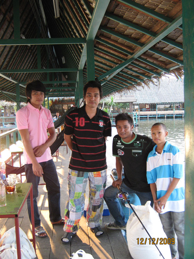 โห....พี่...     ผมไปเจอรูปนี้ของพี่มา   พี่ช่างเป็นคนที่มั่นใจในตัวเองสูงมากนะครับพี่  กางเกงตัวนี้