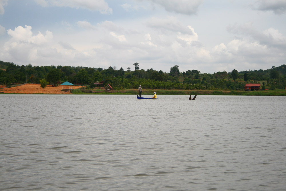 น้าซ้งกับเจ้าต้อม ... ก็ออกมารอปลาจิบเหมือนกัน แต่เรือลำนี้หนักไปทางหัวเรือมากดูจากรูปเรือจะจมอยู่แล