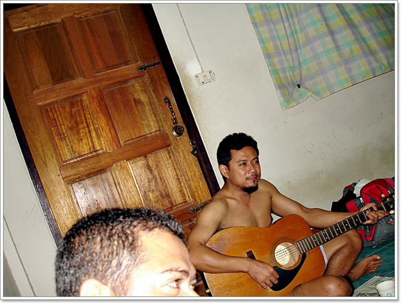 อ้าว!! ช่างบ๊อกตาปรือ แล้ว..และมีอารมณ์ "บ่นเพลง" แล้ว  :laughing: :laughing: :laughing:

กีตาร์