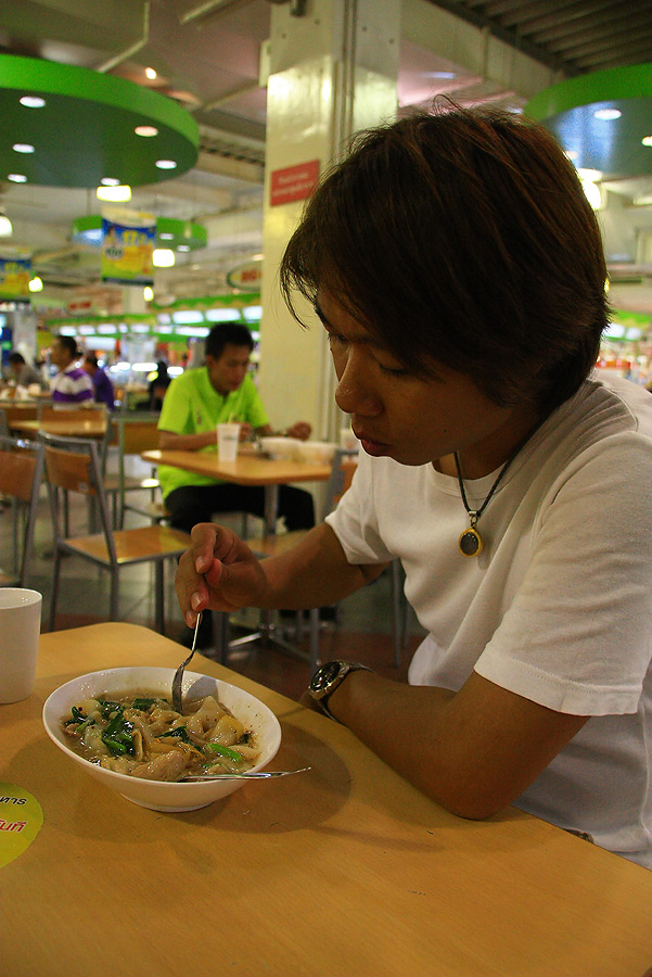 น้าหนุ่ม นั่งมอง ๆ อยู่พักนึง ก้อกำค