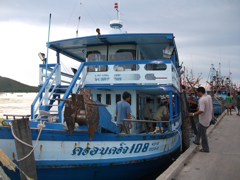 เรือไต๋จอดรออยู่แล้วแถมขนของขึ้นนเรือเสร็จแล้วอีกตะหากตรงเวลาจริงๆแถมบริการทุกระดับประทับใจ