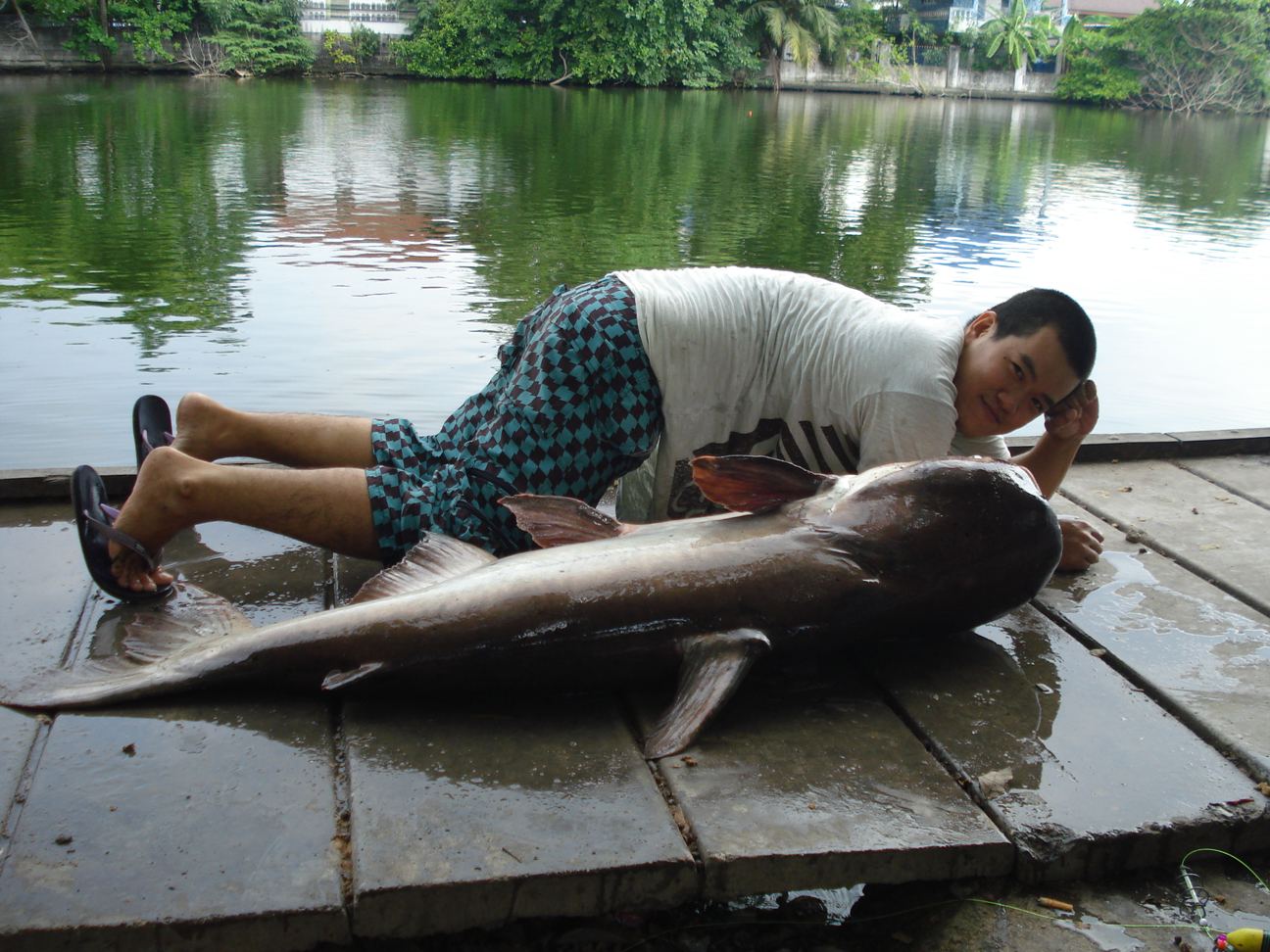 ถ่ายคู่พี่วิลลี่  4 กระดานปูนที่เงาน้ำ :laughing: :laughing: :laughing: