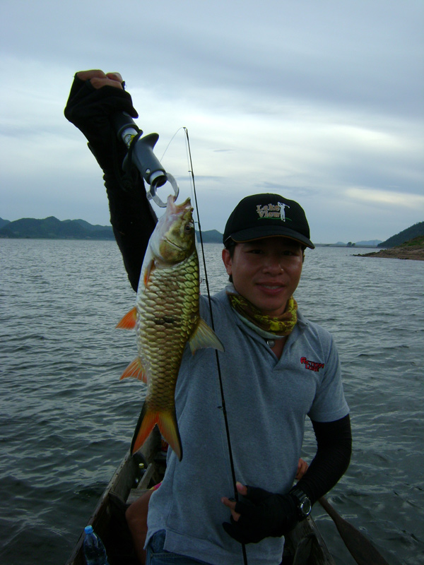 ฮิ ฮิ ฮิ  ..................... น้าหนุ่มเค้าหาปลาก