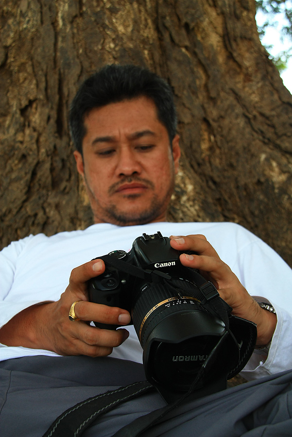 น้าต่ายถ่ายแล้วเอามาให้น้าเอกดู.....แล้วถามว่า รูปถ่ายถูกใจแค่ไหน...

น้าเอกตอบมาสั้น ๆ ว่า....แจ่