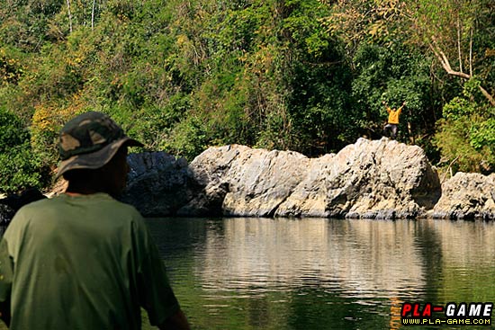 เรือเลี้ยวโค้งเข้าลำน้ำทางด้านซ้าย ผมมองเห็นสันหินตั้งเด่ออกมาขวางลำน้ำเพชร 

เจ๊บิคยืนตระหง่านโบก