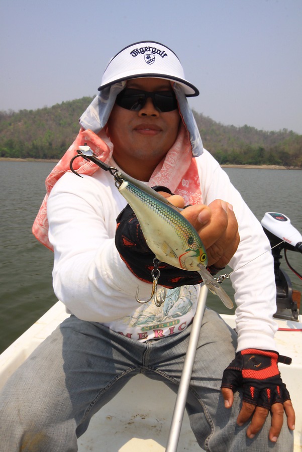 เบ็ดหลังหักไปสองครับ
 :laughing: :laughing: :laughing: