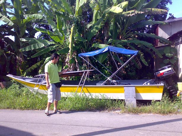 พี่เขยผมเดินสำรวจรอบเรือครับ อ้าว!เรือยังไม่เสร็จนี่หว่า ตามหาช่างไม่เจอบ้านปิด ลองโทรถามดู
พี่เขย:
