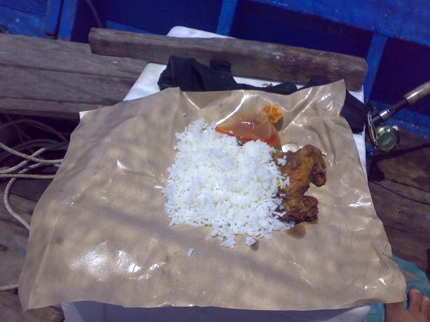 ชักเริ่มหิวแล้วครับ อาหารเช้าครับ ไก่ทอด กับแกง ? อาไรหว่าเรียกชื่อไม่ถูก กรรม...ดันลืมช้อน เปิบมือส