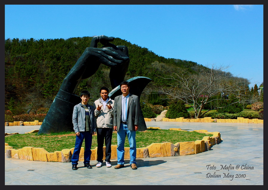 มีมืดมืดโผล่ขึ้นมาจากพื้นดินครับ :smile: