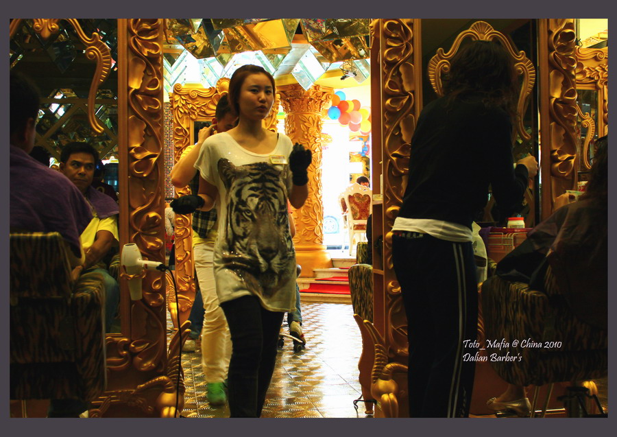 ร้านตัดผมที่นี่คนใช้บริการเย๊อะมากครับ ทั้งลูกค้าทั้งพนักงานเดินกันให้วุ่น 
ผมละตาลาย  :laughing: :