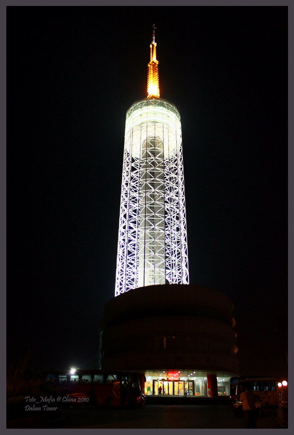 หลายๆเมืองที่ผ่านไปจะมีสิ่งก่อสร้างสวยๆมากมาย
ที่แน่ๆมีการประดับไฟซึ่งช่วงค่ำๆจะเปิดไฟแข่งกันสวยงาม