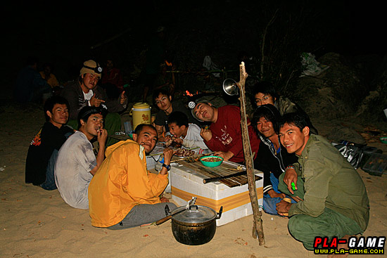  คนสิบเอ็ดคนนั่งเรียงรายล้อมโต๊อาหาร จานไม่พอก็กินด้วยกัน ช้อนไม่พอก็ใช้มือ 
มันเป็นการกินอยู่อย่าง