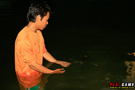 น้องเขตถ่ายเสร็จก็ปล่อยมันกลับคืนต้นน้ำ บ้านของมัน