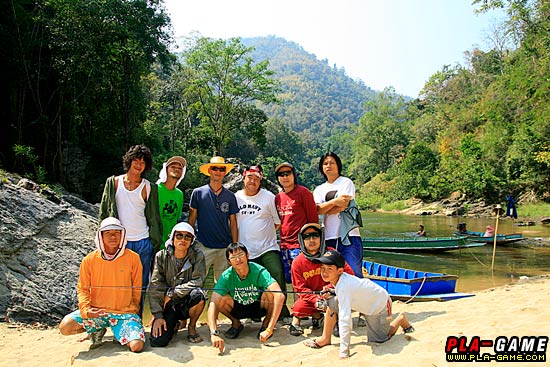 หลังอาหารมื้อกลางวัน และขนของลงเรือเรียบร้อย ก็เก็บภาพหมู่เป็นที่ระลึก

