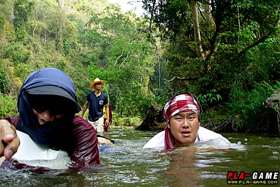 ผม พี่ต้อ เจ๊เอฟ พี่โก้ ลอยคอ เกาะแกลลอนน้ำล่องลอยตามกระแสน้ำลงมาอย่างสนุกสนาน 
