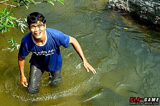 คนเรือคนแรกแกเก่งครับ... ยังกับวิ่งในน้ำได้ เร่งมุดป่ามาแบบเร็วมาก