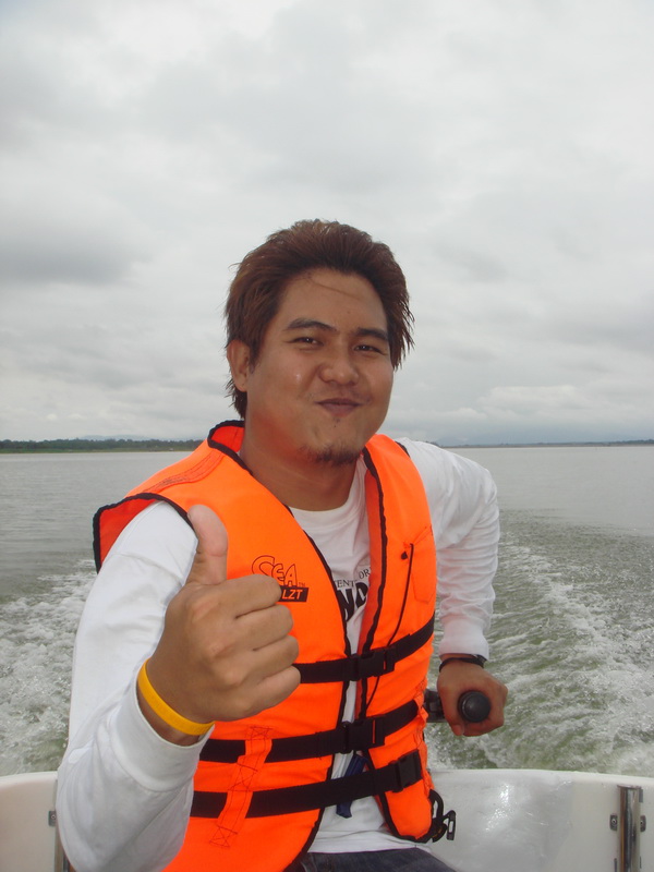 ช่วงนี้อากาศไม่แน่นอน ขับเรืออย่าลืมใส่ชูชีพด้วยนะครับเพื่อความปลอดภัยครับ