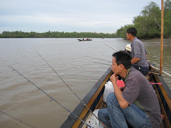 ออกเรือมาไม่กี่นาทีถึงหมายแรก น้าต้นรีบหย่อนเบ็ด ประมาณว่าตูต้องได้ก่อนน้าต้อม (ผมเอง)