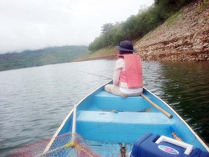  [center][b]ยังกริบอยู่ พายเรือเลาะๆ ฝั่งชมนก ชมไม้ ชมน้ำ ชมปลา ชมริมฝั่ง น้ำใส เขียว และลึกมากกกก [