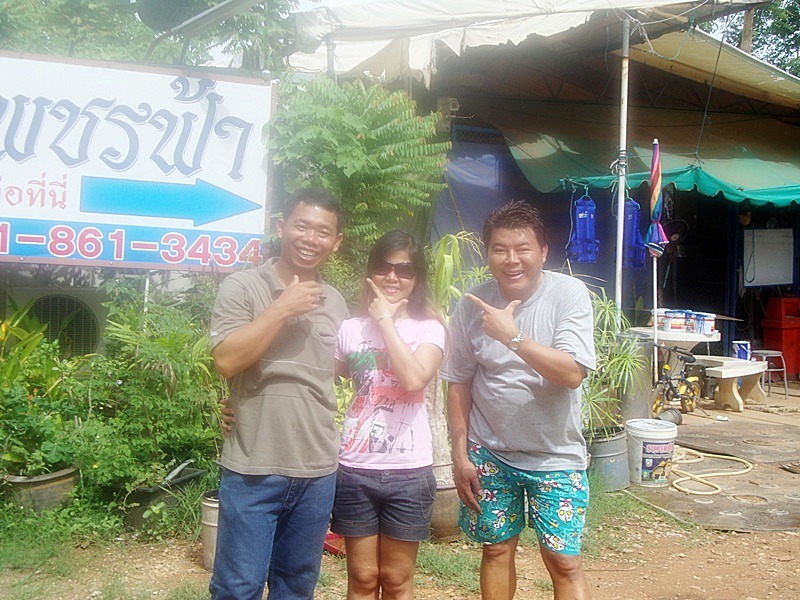  [center][b]บรรจุหีบห่อเรียบร้อย เก็บเสื้อผ้า ข้าวของ เครื่องใช้ขึ้นรถ ก็ชักภาพด้วยกันไว้เป็นที่ระทึ