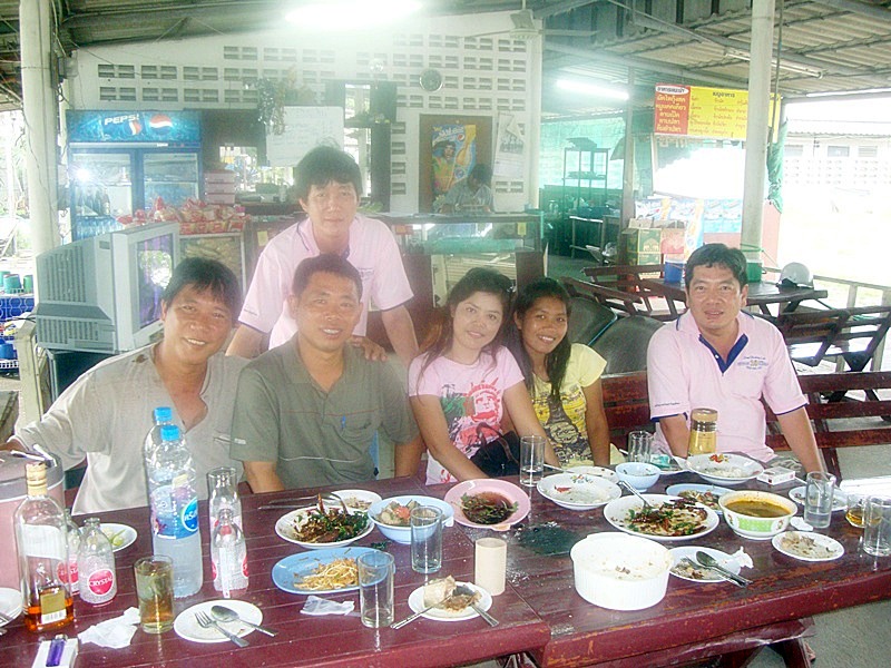  [center][b]หลังจากนั่งคุยกับน้าๆ ป้าๆ กันเสร็จแล้ว เวลาก็เริ่มไล่หลังเข้ามาเร็วมาก เลยต้องชักภาพหมู
