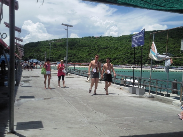 มีเรือเข้ามาอีกแล้วคับ

 :cool: