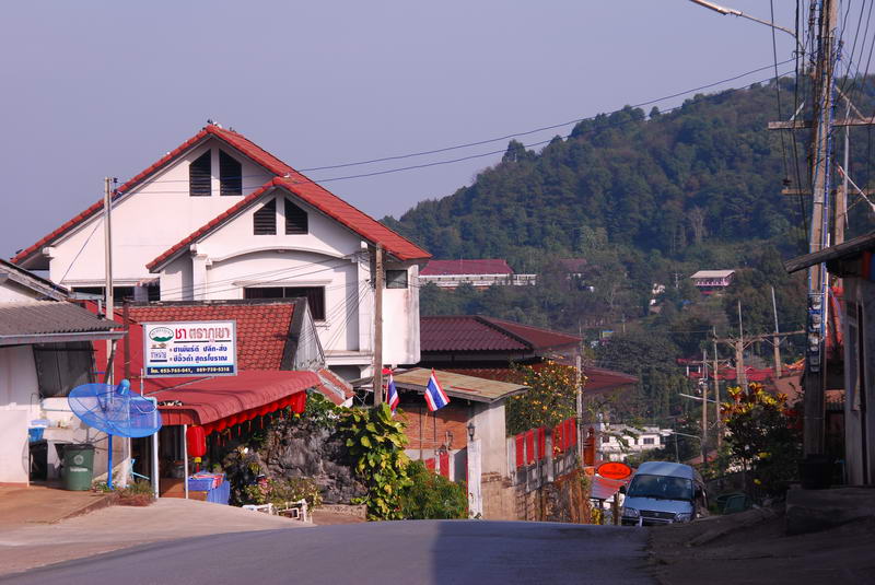 ดูๆร้านนี้อยู่ตรงกลางๆเมืองครับไม่ได้อยู่ที่เขาขายของกันเยอะๆครับ.....แถวนี้ไม่ค่อยมีคน...แถวๆคนเยอะ