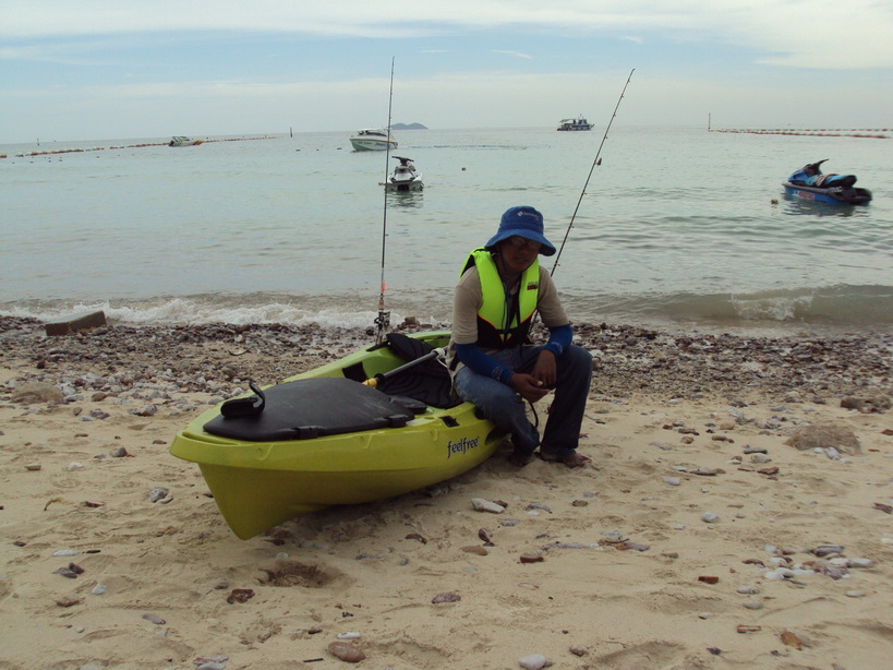 พอมาถึงหาดแสม ก็หอบกินครับ ลืมเอาน้ำลงเรือไปด้วย และไม่ได้พายเรือทางไกลๆ มานานแล้ว 