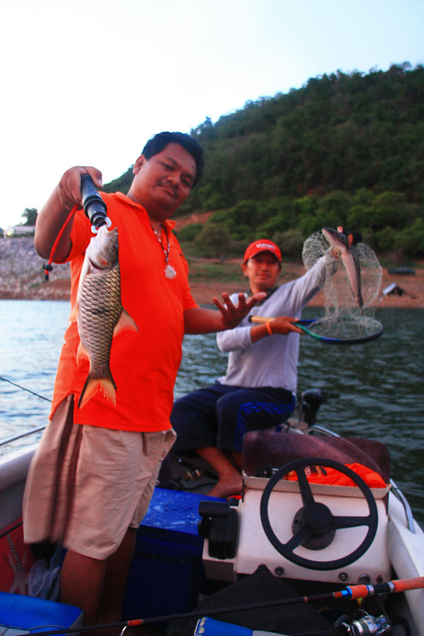 เช้ามืดตื่นมา พากันออกลุย....เอาเรือลงน้ำ ขับออกมาได้เเป๊บเดียว 
ตีเหยื่อไปได้คนละสองสามไม้....ก้อร