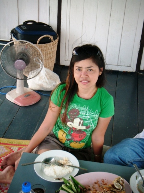 กุลสตรีไำทยครับ หม่อมแม่บอกว่า " เวลาทานข้าว ให้พับเพียบเรียบร้อย นะลูกหนิง " น้องสาวผมน่ารัก จริง