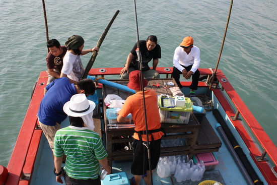 พื้นที่ลานท้ายเรือคับ   กว้างจริงๆ ๆ  สะดวกสบายมากคับ :grin: :grin: :grin: :grin: :cheer: :cheer: :c