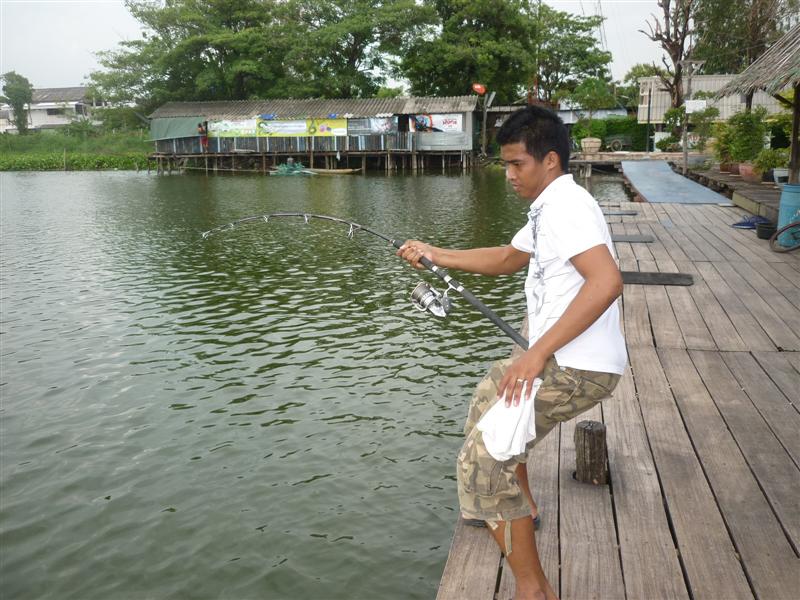 มาตกปลาซ้อมมือกันก่อน ตั้งแต่บ่ายๆ เพื่อรอ ( น้าๆ จากเด็กวัดแอนด์เดอะแก๊งค์ )  :umh: :umh: :umh: :bl