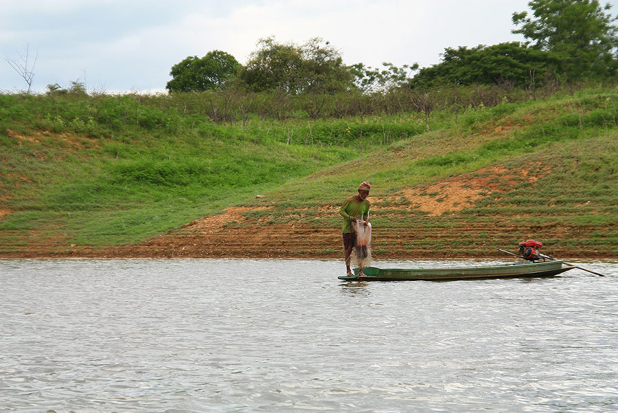 ล่องเรือเข้าไปด้านใน...เพราะป๋าอ๊อดทนไม่ได้ ที่วันนี้จะได้ปลาไม่ครบ3 สายพันธ์...

เอ้าไปหาปลาช่อน 
