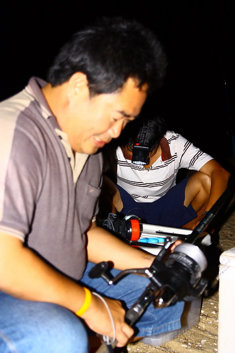  [b]ท่านเทพเมื่อหันมาเห็นชุดอุปกรณ์ สำหรับการตกปลาชายหาดในครั้งนี้ ถึงกับตาเหลือก และเข้ามาหยิบชมด้ว