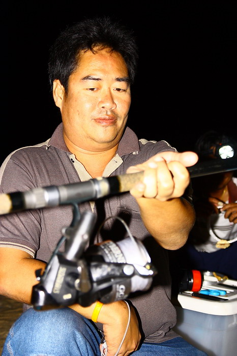  [b]ท่านเทพยังคงมองอุปกรณ์สำหรับตกปลาชายหาดในครั้งนี้อย่าง อึ้ง ทึ่ง เสียว.. ชุดใหญ่ขนาดนี้ แต่ถ้าอย