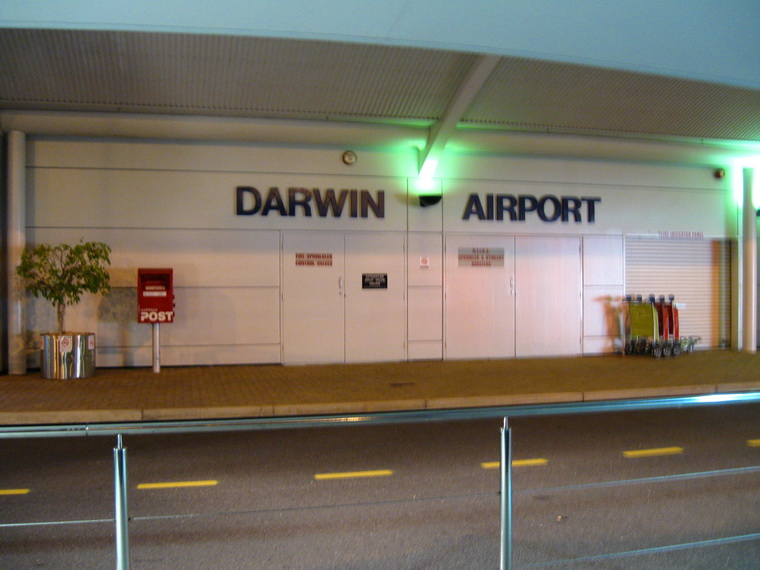 
เรามาถึง Darwin Airport เวลาท้องถิ่นประมาณ  2.45 หรือตี2.45 ของวันที่ 2 
เวลาที่ Darwin เร็วกว่าบ