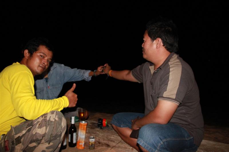 หลังจากนั้นก็ตั้งวงสนทนาครับ